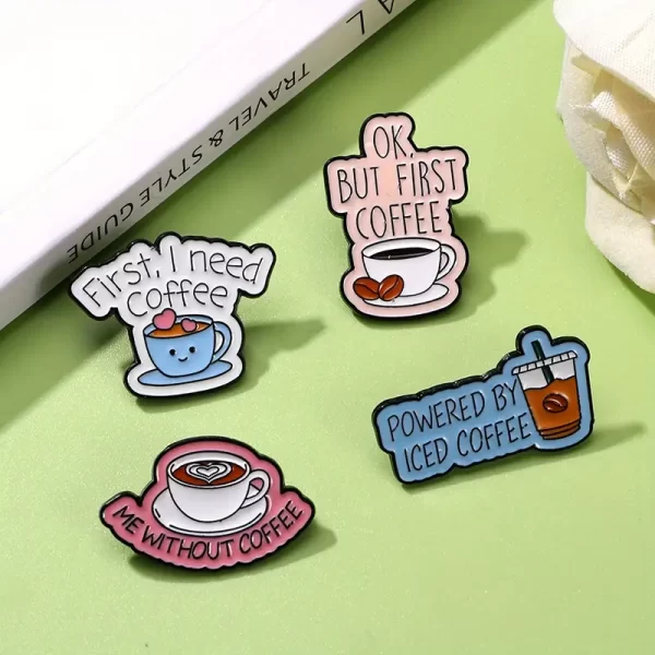 Broche Tasse de Café & Lettre Charmante